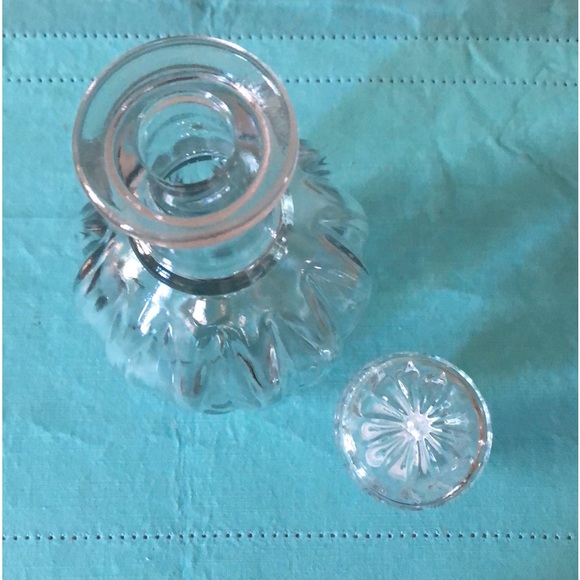 VINTAGE CLEAR PRESSED GLASS DECANTER - Picture 3 of 7